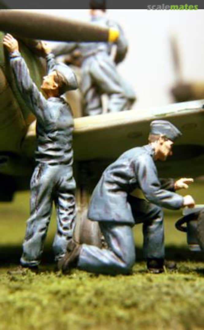 Boxart RAF Mechanics working on an Aircraft 48A015 Dartmoor Military Models