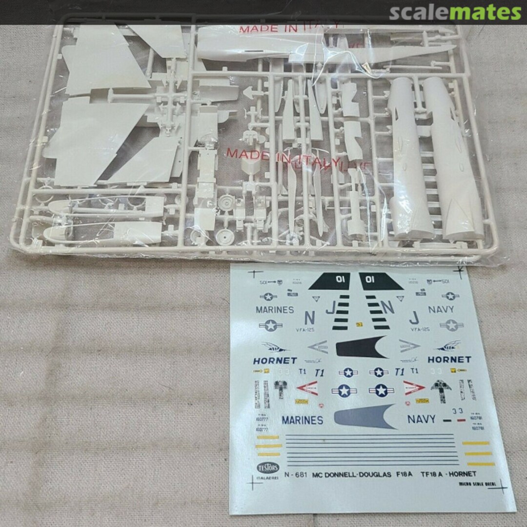 Contents F-18 Hornet 681 Testors/Italeri