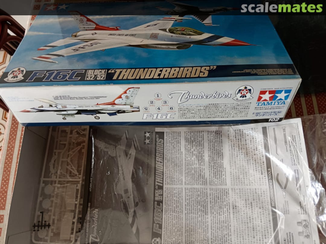 Contents F-16 C [Block 32/52] "Thunderbirds" 61102 Tamiya