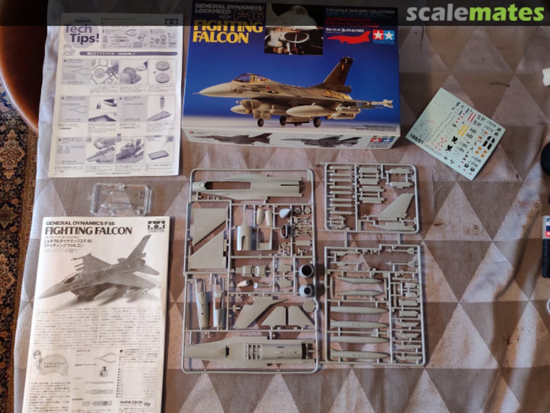 Contents F-16 Fighting Falcon 60701 Tamiya