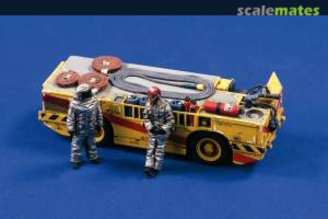 Boxart US Navy Carrier Fire Tractor (Large Model) w/ Crew 2542 Verlinden Productions