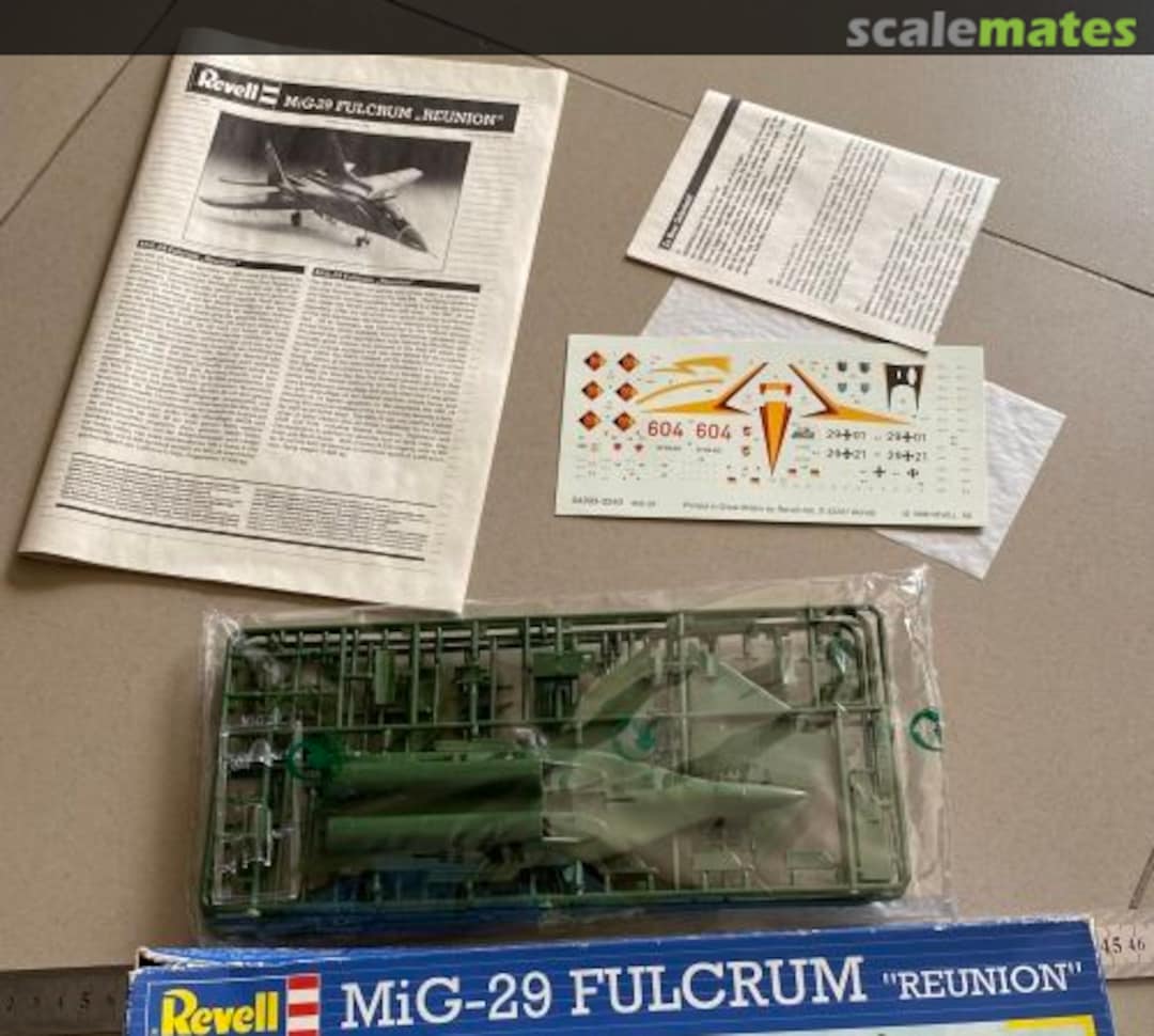 Contents MiG-29 Fulcrum "Reunion" 04393 Revell