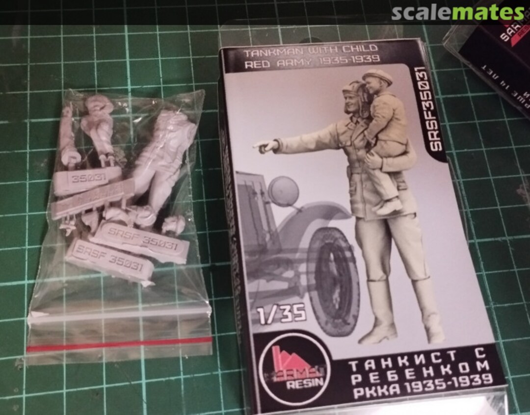 Contents Tankman with child  SRSF35031 Sarmat Resin