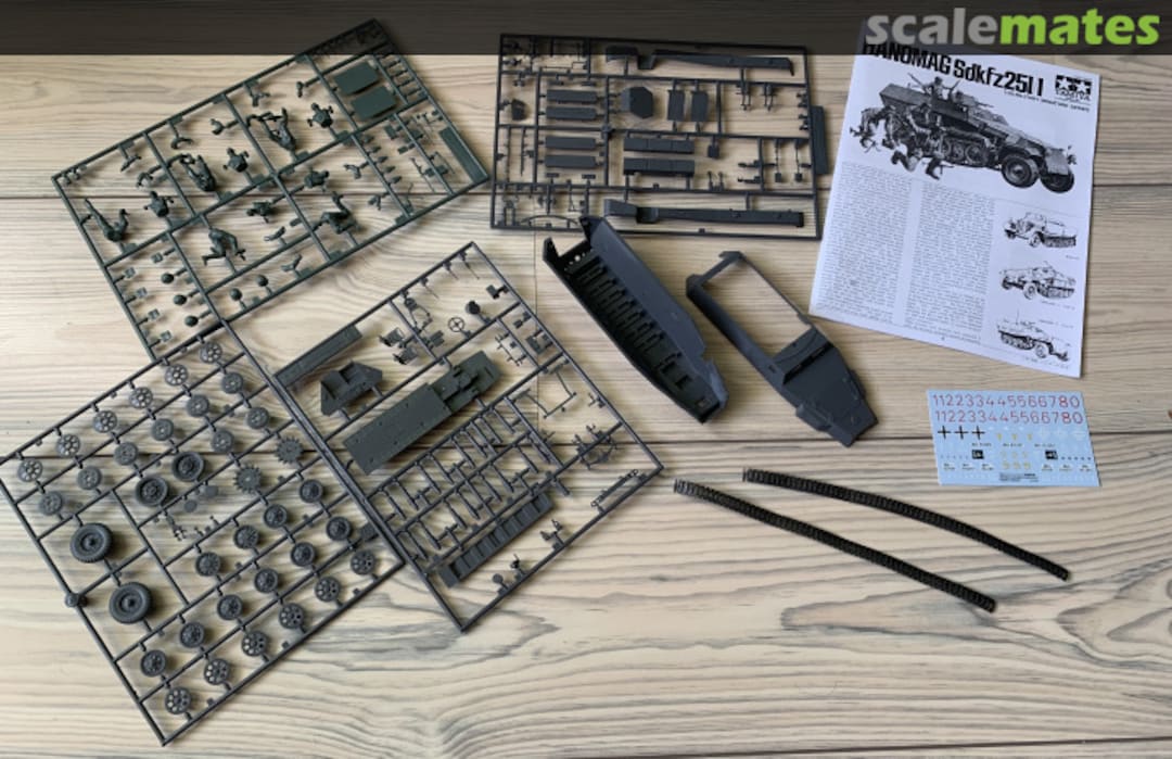 Contents Hanomag Sd.Kfz. 251/1 35020 Tamiya