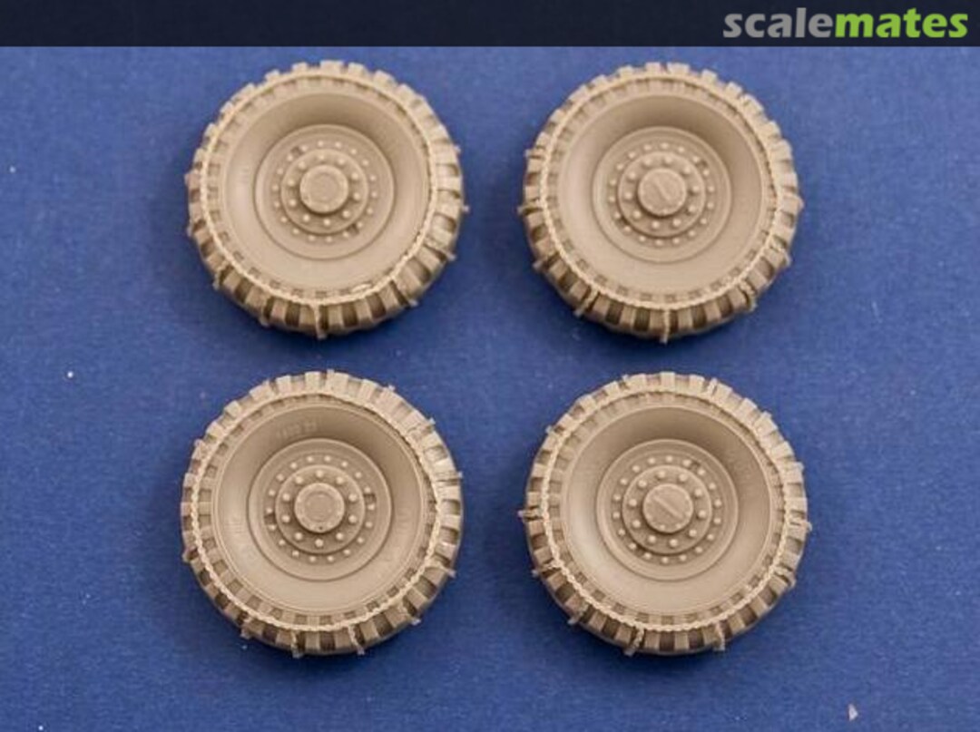 Boxart Road Wheels with Chains for British Armoured Car Staghound Mk.I R35-040 Armorscale