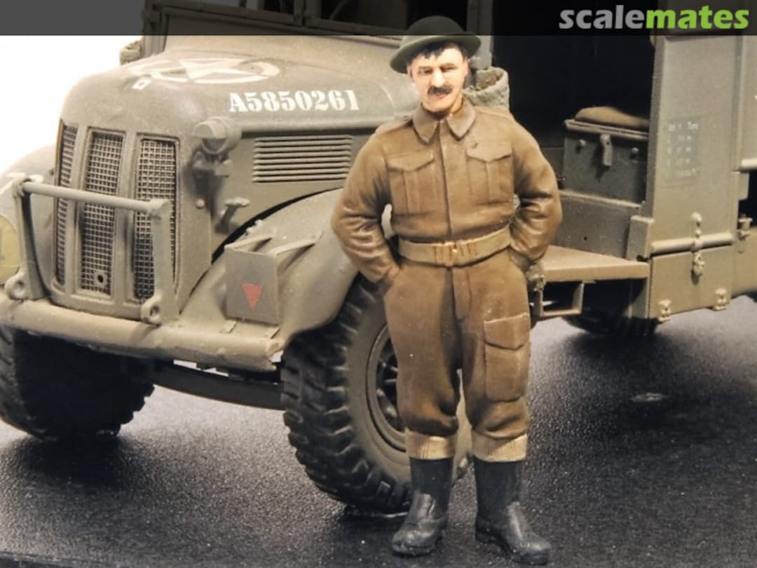 Boxart WWII British Driver Standing by Vehicle F62 Accurate Armour